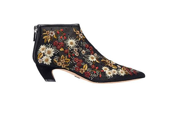 خطوات مزهرة مع DIOR