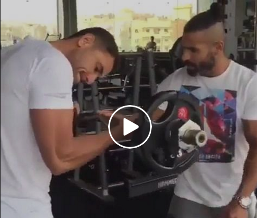 بالفيديو - أحمد عز يستعرض عضلاته في النادي الرياضي