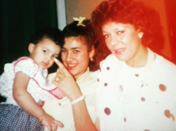 بالصور - خمنوا هذه الطفلة أي نجمة عربية جريئة أصبحت؟!