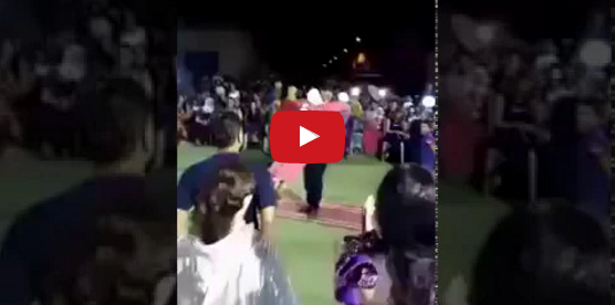 بالفيديو - عريس يحملاً امرأة غير عروسه في زفاف ويشعل الـ