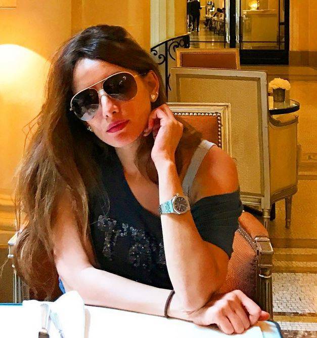 بالفيديو - زينة تستعرض رشاقتها باطلالة صيفية جريئة