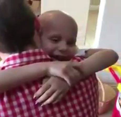 فيديو مؤثر - أخبرتها الطبيبة انها شفيت من السرطان.. شاهدوا رد فعل هذه الطفلة