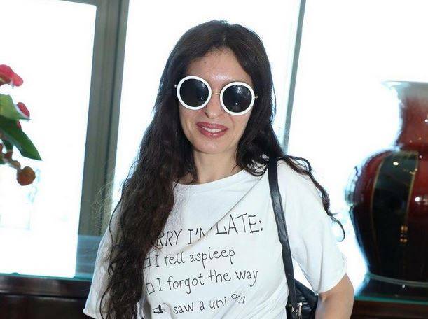 بالفيديو - دينا تغمس يديها بالدماء.. وهكذا بدت من دون ماكياج وبشعر مبعثر!