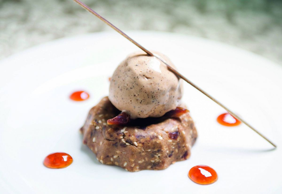 حلوى التمر مع آيس كريم الفانيلا