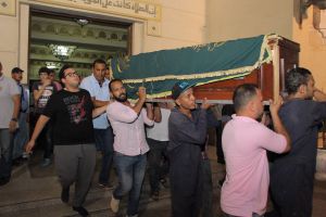 "لها" تنشر الصور الأولى من جنازة والدة ليلى علوي... نوبات حزن وانهيار الهام شاهين!