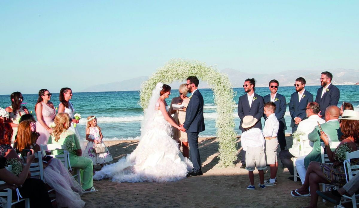 صور خاصّة وكلمات نابعة من القلب... جورج شقرا «هذه حكاية فستان عرس ابنتي ووصيّتي لها!»