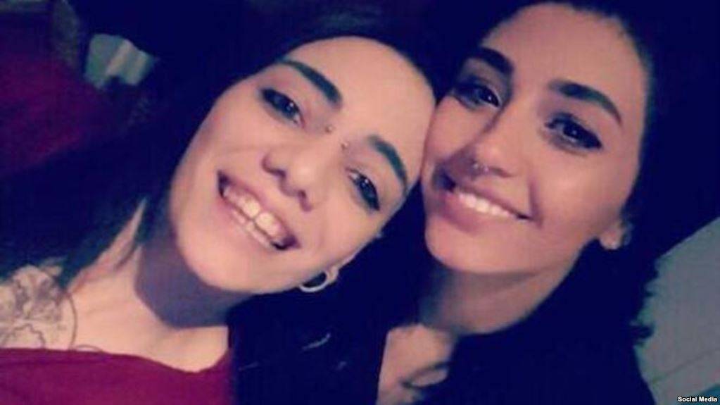 فتاة مثلية أخرى تظهر في مصر... هذا ما تفعله مع صديقتها وإليكم ردّ فعل والدها