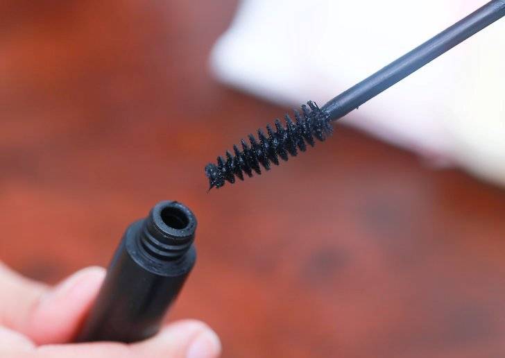 بالصورة - حوّلي الماسكارا الفارغة الى ماسكارا جديدة بثوانٍ... إليك الطريقة