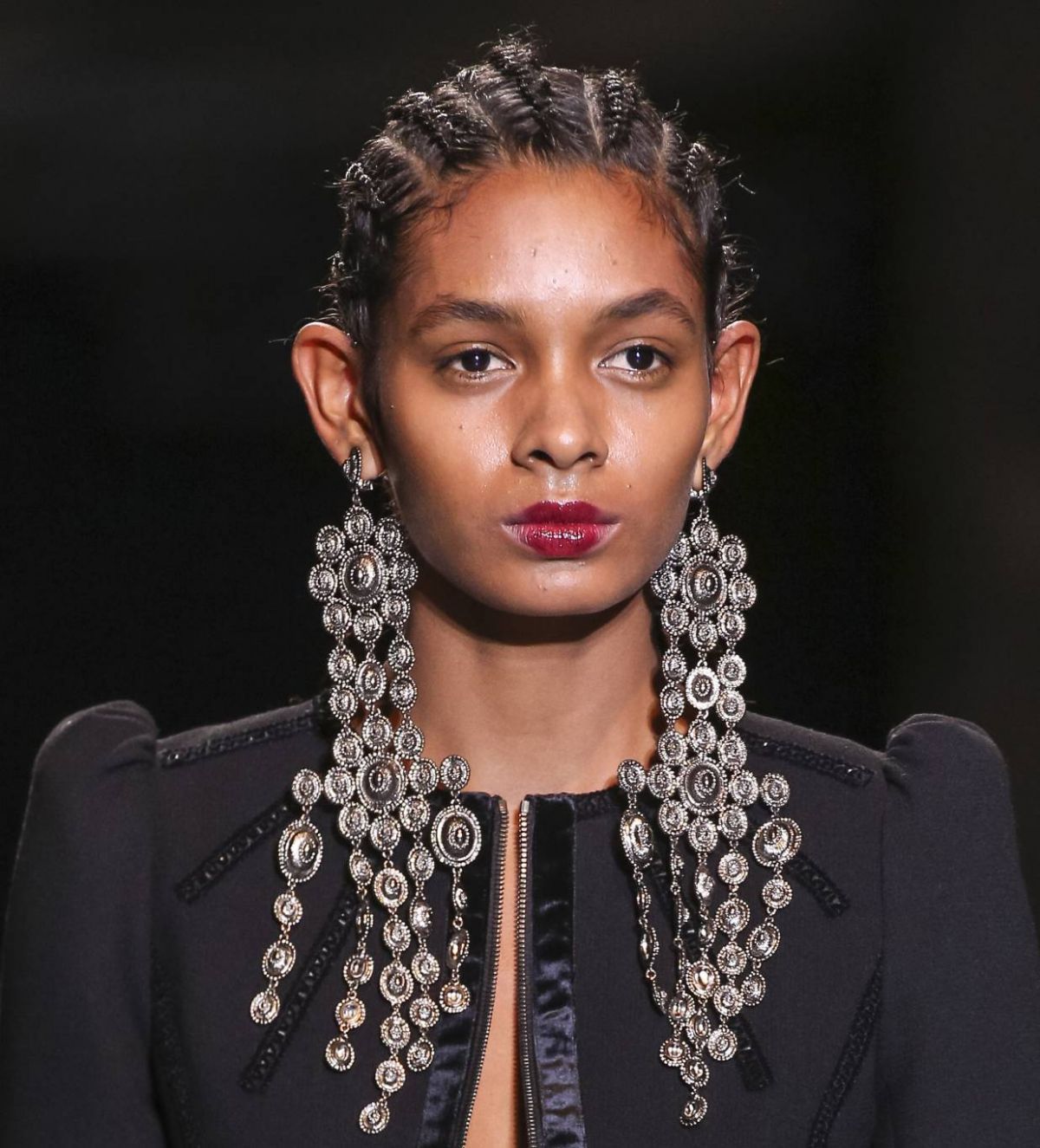 لن تصدّقي ضخامة الأقراط لخريف وشتاء 2017-2018