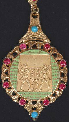 خبر صادم!! مبارك منح نجيب محفوظ «قلادة النيل»... مزيّفة