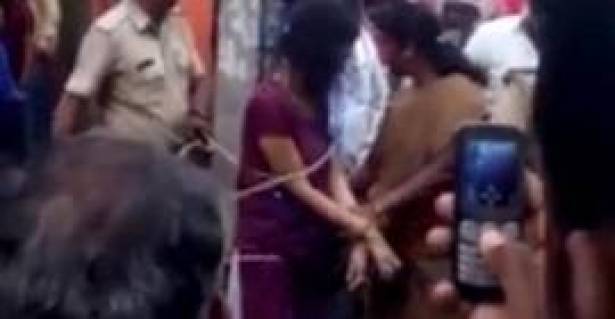 بالصور - ماذا فعل هؤلاء الناس مع امرأة قتلت ابنتها؟!