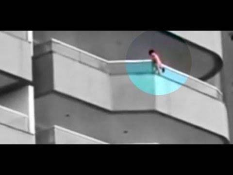 أم مجنونة رمت ابنتها من النافذة وأحرقت نفسها... لهذا السبب!!