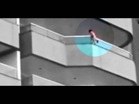 أم مجنونة رمت ابنتها من النافذة وأحرقت نفسها... لهذا السبب!!