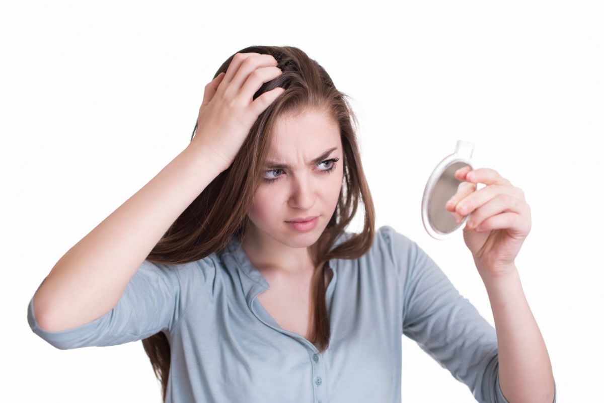 بالفيديو- إكتشفي ما فعلته لتتخلّص من القشرة في دقائق... قلّديها ولن يسقط الفُتات المزعج على ملابسك بعد اليوم