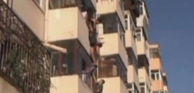 مصرية تقفز من الطابق الثالث هرباً من زوجها.. اليكم القصة!؟