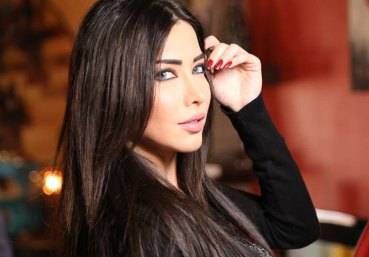 مديحة كنيفاتي بصورة نادرة على السرير ومن دون ماكياج!!