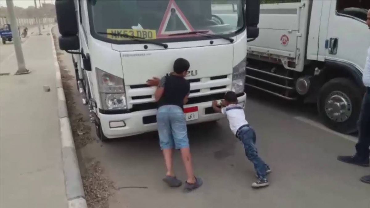 فيديو مذهل- شاهدوا الفتى الخارق في مصر... يجر الشاحنات ولا يتعرض للأذى