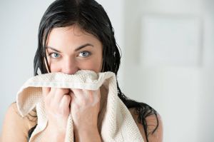 تحذير- هذه العادة التي تتبعينها أثناء الاستحمام تهدد حياتك... هذا المرض الخطر هو النتيجة