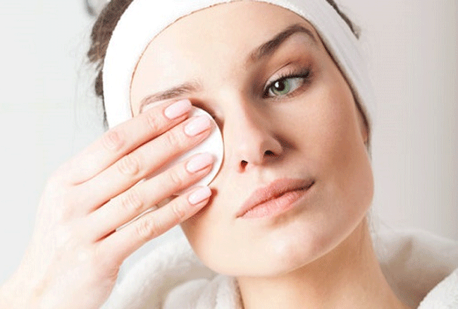 بالفيديو - اصنعي مزيل الماكياج في المنزل وبدقائق من دون أي كلفة... إليك الوصفة