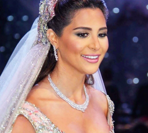 بالصور- عروس تستعين بإيلي صعب لتشغل العالم بفستان زفافها الملوّن والمرصّع!! شاهدوا جمالها
