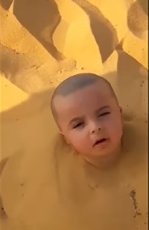 فيديو يُغضب السعوديين- رجل يدفن رضيعاً في الرمال حياً... وهكذا سخر منه عندما بدأ بالبكاء