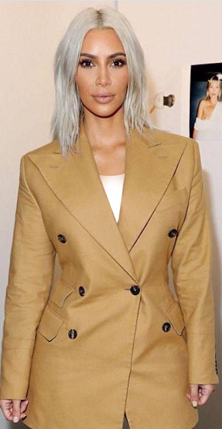 بالصور- ارتدي السترة على طريقة إليسا وكيم كارداشيان
