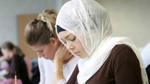 قصة طالبة لبنانية محجّبة تشغل العالم العربي... هكذا تعرّضت للعنصرية بسبب حجابها في جامعة تدعو للتنوّع والإنفتاح!!