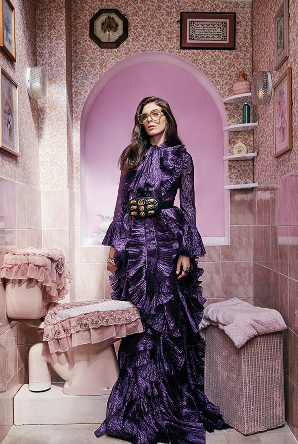 • فستان أرجواني اللون • حقيبة على شكل حزام • نظارات • خاتم على شكل فراشة • خاتم من الكريستال الأخضر الكل من Gucci