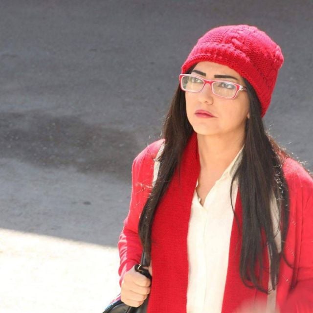 أمل عرفة تشعل مواقع التواصل بصور من طفولتها... شاهدوا كيف بدت بلباس المدرسة