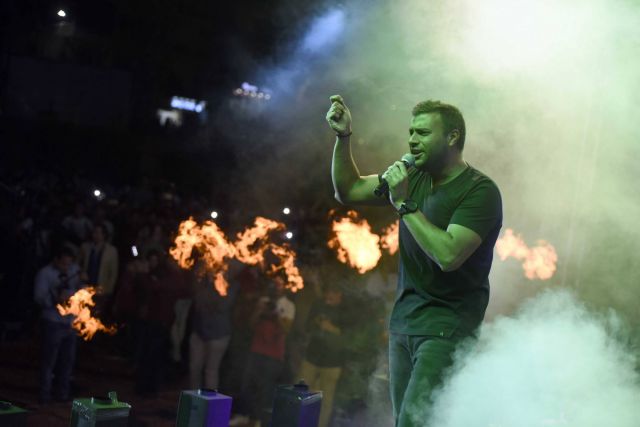 بالصور- حذاء رامي صبري الأحمر يثير الجدل وقصة المعجبة التي صعدت للمسرح