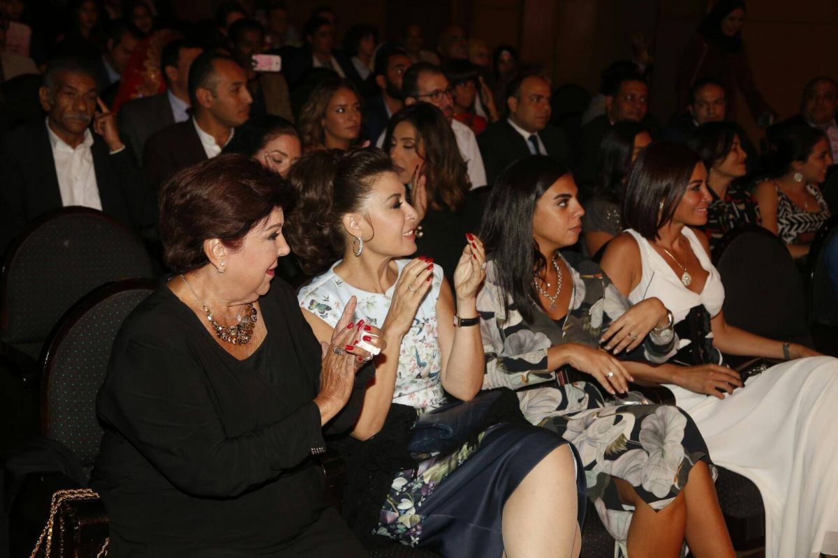 بالصور - أنوشكا باطلالة شبابية ملفتة.. وهذا ما ارتدته أروى جودة وحنان مطاوع