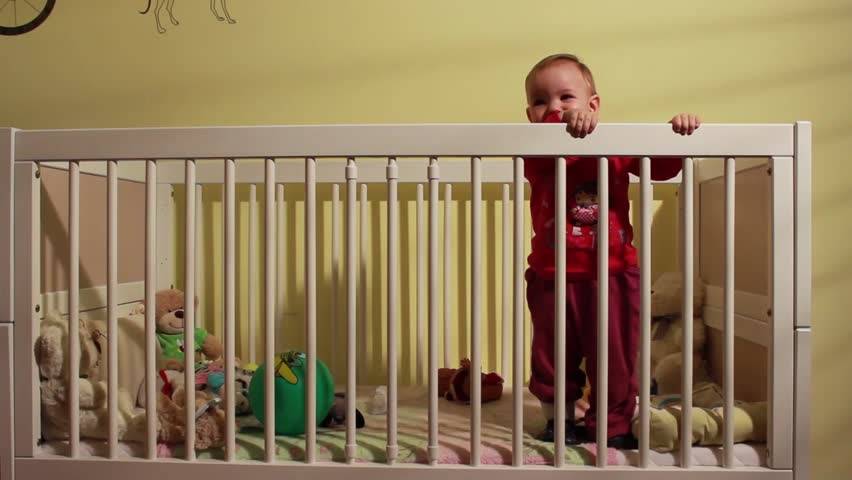 فيديو قاس- مربية تعنف رضيعة بطريقة وحشية... والأم تعجز عن الأكل والنوم بعد مشاهدة عذاب طفلتها