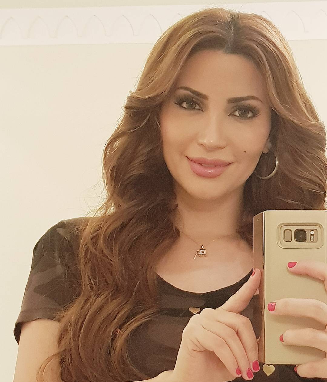 بالصور- نسرين طافش تتذكر المدرسة بالتنورة القصيرة... شاهدوا إطلالتها الطفولية