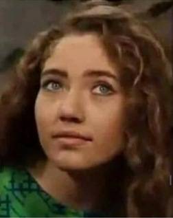 بالصورة - هذه الشابة أصبحت نجمة عربية جميلة... خمنوا من هي!