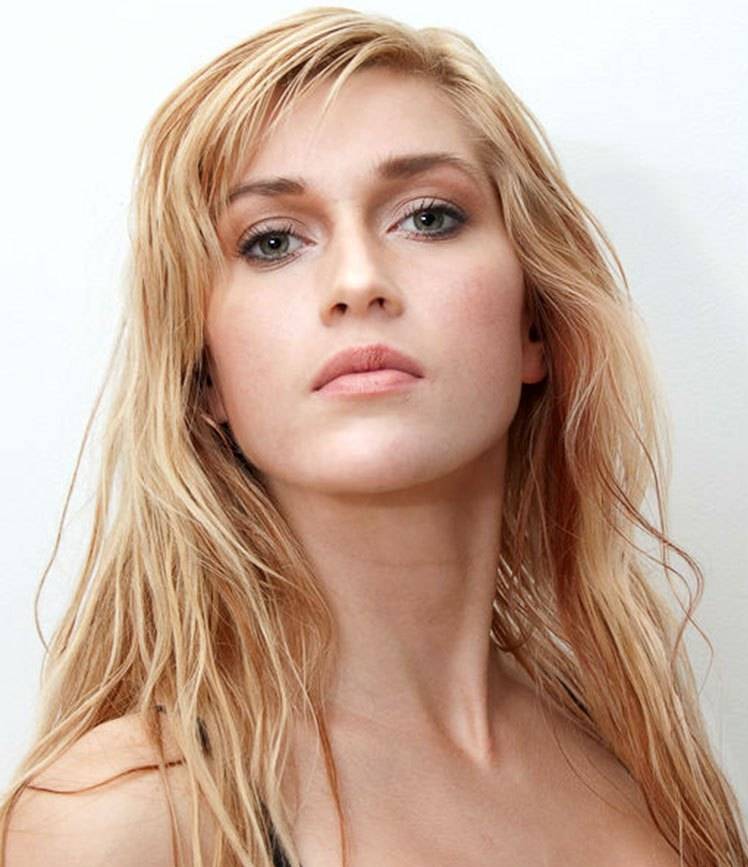 بالصورة - صاحبة الـ200 عملية تجميل تكشف تفاصيل مدهشة عما فعلته بشكلها... شاهدوا كيف كانت قبل ذلك