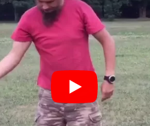 فيديو لأصحاب القلوب القوية - أب يلاعب طفلته إلى أن سمع صوت طقطقة عظامها... شاهدوا ماذا حصل