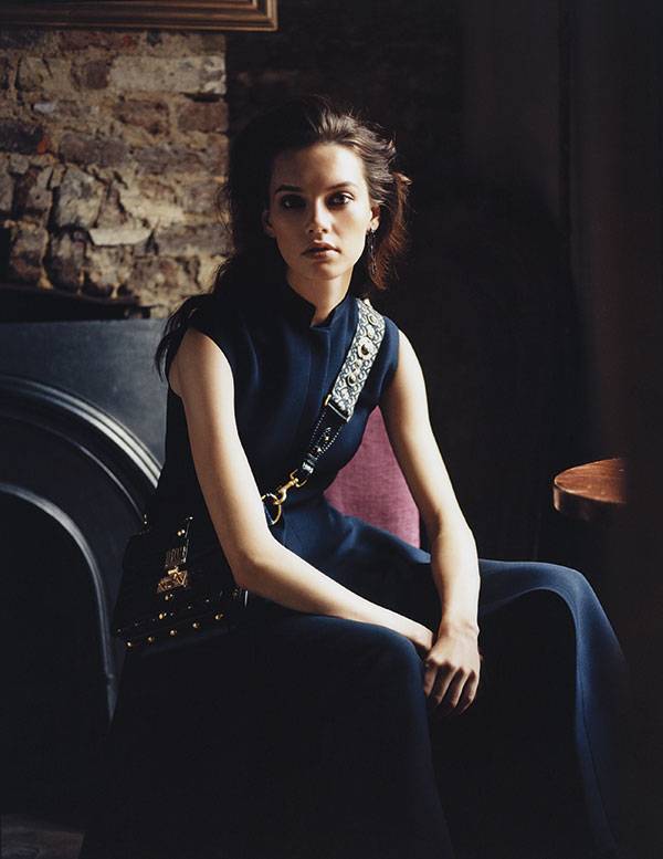 فستان وحقيبة DiorAddict وحمالة Dior Oblique Vintage وأقراط للأذنين الكل من Dior