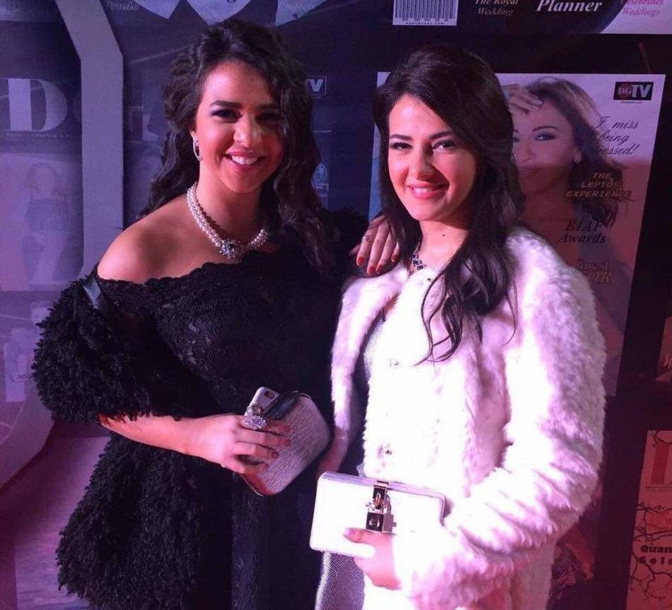 بالصورة- إيمي ودنيا سمير غانم في صورة من المراهقة