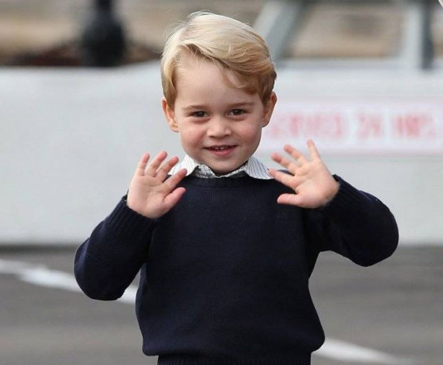 بالفيديو - الأمير جورج في يومه المدرسي الأول... من رافقه الى المدرسة؟