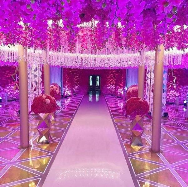 بالصور - ملياردير روسي يحتفل بزفاف ابنه... العروس والزينة وقوالب الحلوى أكثر من مذهلة