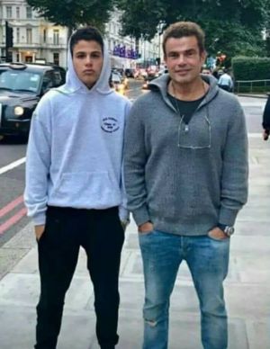 بالصورة: عمرو دياب يلتقي ابنه عبد الله في لندن وماذا فعل عبر تطبيق "الواتس آب" الخاص به؟