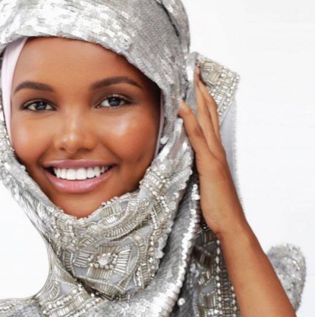 بالصور - عارضة أزياء محجبة تحطم الحواجز في عالم الموضة