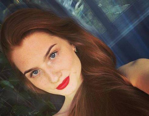 بالصور - بطلة جمباز تخطف الأنظار بشعرها الساحر.. تعرفوا عليها