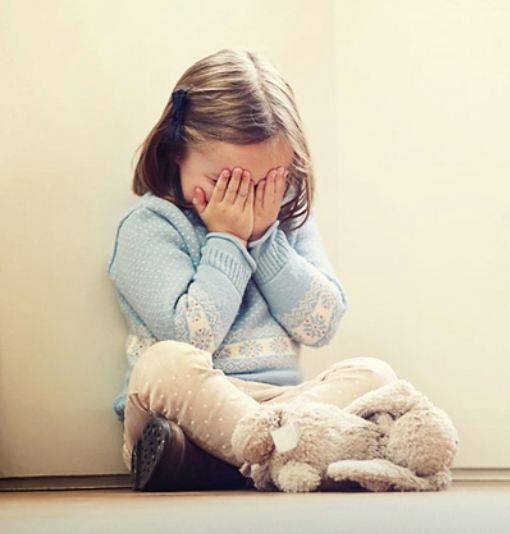 فيديو لا يصدّق - والدان يقدمان الحشيش والكحول لطفلتهما إبنة الـ3 سنوات... ويبرران 