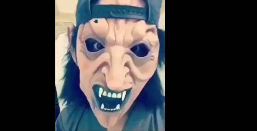 فيديو مزعج - شاب يرعب طفلة سعودية بقناعه.. شاهدوا ما حصل!؟