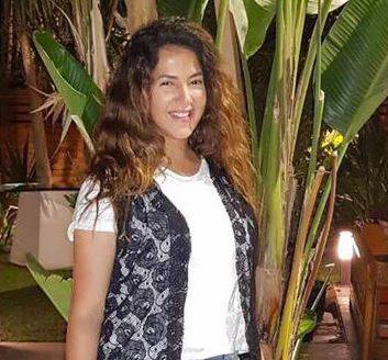 بالصور- دنيا سمير غانم تثير ضجة بفستانها بعد عودتها من الحج