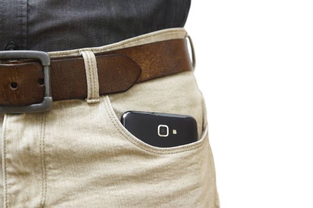 وضع الهاتف المحمول في جيب السروال يضعف الخصوبة صح أم خطأ؟ إليكم الحقيقة