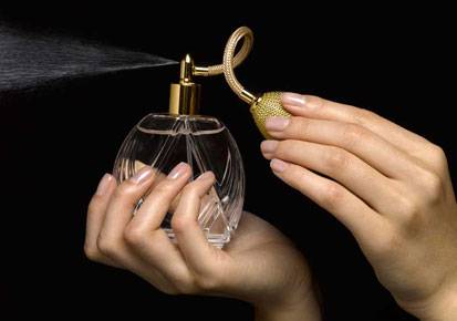 تخلّصي من بقع العطور على ملابسك في دقائق... إليك هذه الطرق المجانية