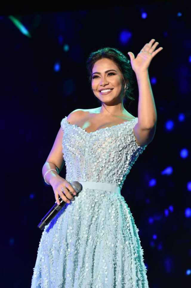 بالفيديو  - هكذا استعرضت شيرين إطلالتها قبل حفلتها في لبنان!