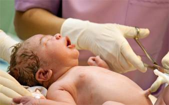 بعد انجابها طفلتها.. هذا ما حصل حين رفضت أم قطع 